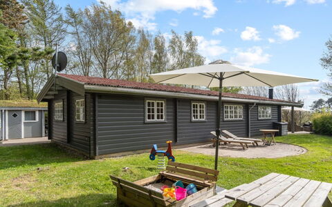Till - 1.6Km from the Sea: Tag, Hus, Land Lot, Hjem, Sommerhus, Estate, Garden Bygninger, Skygge, Bjælkehytte, Landscaping