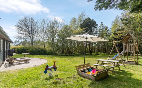 Till - 1.6Km from the Sea: Tag, Hus, Land Lot, Hjem, Sommerhus, Estate, Garden Bygninger, Skygge, Bjælkehytte, Landscaping