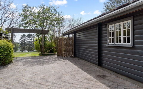 Till - 1.6Km from the Sea: Tag, Hus, Land Lot, Hjem, Sommerhus, Estate, Garden Bygninger, Skygge, Bjælkehytte, Landscaping