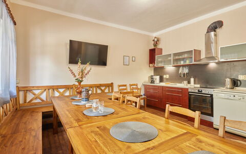 Marika: Møbel, Ejendom, Bord, Cabinetry, Countertop, Træ, Indretning, Belysning, Loftsventilator, Skuffe