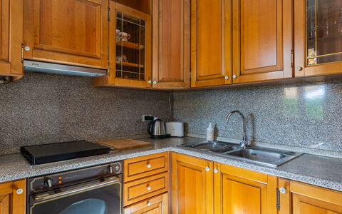 Stazione: Brun, Cabinetry, Countertop, Ejendom, Møbel, Håndvask, Hvid, Køkkenvask, Blå, Køkken