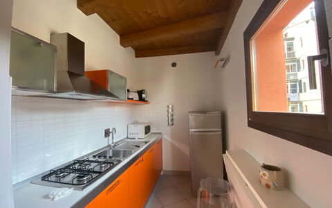 Orcagna Apartment: Vand, Himmel, Ejendom, Blå, Svømmepøl, Azure, Bygning, Skygge, Kompositmateriale, Fritid