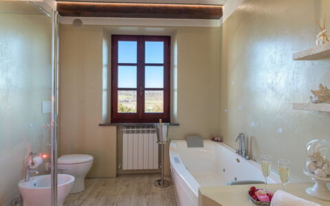 Casa Vacanze Paradiso: Ejendom, Badekar, Sanitærarmatur, Håndvask, Vindue, Tap, Træ, Badeværelse, Indretning