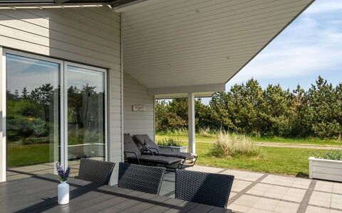 Thove - 600M from the Sea: Hjem, Sidespor, Tag, Land Lot, Skygge, Veranda, Estate, Sommerhus, Gård, Landscaping