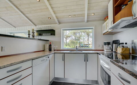 Thove - 600M from the Sea: Køkken, Countertop, Gulvbelægning, Køkken Apparat, Større Bandage, Træ, Indretning, Loft, Cabinetry, Husholdningsapparat