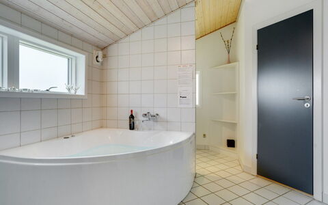 Thove - 600M from the Sea: Gulvbelægning, Etage, Sanitærarmatur, Indretning, Loft, Badeværelse, Vvs, Kompositmateriale, Badekar, Tap
