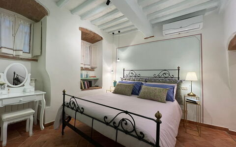 Casa Del Borgo: Møbel, Bygning, Ejendom, Vindue, Komfort, Bord, Træ, Bed Frame, Indretning, Belysning