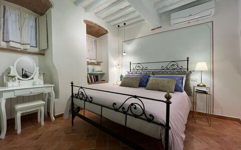 Casa Del Borgo: Ejendom, Møbel, Komfort, Bygning, Indretning, Træ, Vindue, Billedramme, Etage, Bord