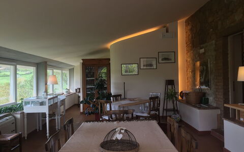 Villa Fulvia: Ejendom, Møbel, Bord, Bygning, Cabinetry, Træ, Countertop, Køkken, Gulvbelægning, Couch