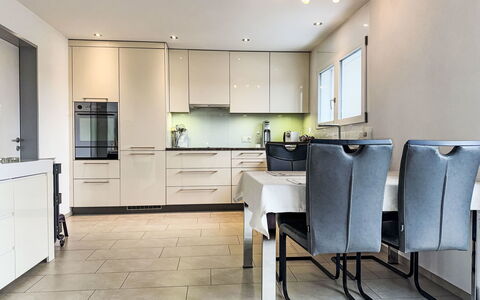 Luxenweid: Møbel, Indretning, Gulvbelægning, Etage, Træ, Køkken, Countertop, Stol, Loft, Cabinetry