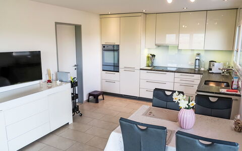 Luxenweid: Møbel, Indretning, Gulvbelægning, Etage, Køkken, Countertop, Træ, Cabinetry, Værelse, Belysning