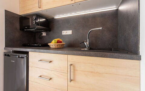 Agáta 1: Cabinetry, Ejendom, Countertop, Køkken Apparat, Komfur, Husholdningsapparat, Køkken, Træ, Cooktop, Skuffe