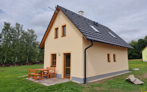 Cilka 1: Plante, Bygning, Himmel, Vindue, Hus, Arkitektur, Land Lot, Skygge, Træ, Græs