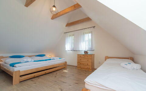 Cilka 1: Møbel, Ejendom, Komfort, Bygning, Træ, Skygge, Belysning, Bed Frame, Arkitektur, Indretning
