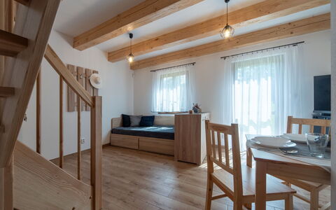 Cilka 1: Bygning, Møbel, Bord, Vindue, Træ, Komfort, Indretning, Arkitektur, Etage, Væg