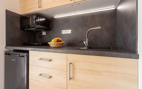 Cilka 1: Cabinetry, Countertop, Ejendom, Køkken Apparat, Køkkenvask, Komfur, Husholdningsapparat, Køkken, Træ, Bygning