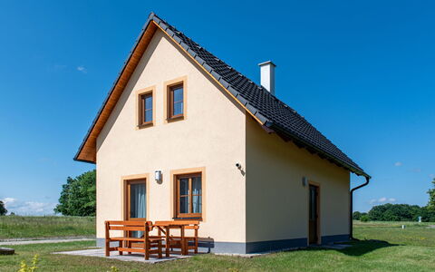 Cilka 2: Himmel, Bygning, Plante, Ejendom, Vindue, Land Lot, Hus, Træ, Sommerhus, Skygge