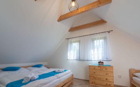 Cilka 2: Møbel, Ejendom, Bygning, Komfort, Azure, Cabinetry, Træ, Belysning, Textile, Indretning