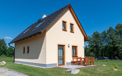 Cilka 2: Himmel, Bygning, Plante, Vindue, Træ, Hus, Dør, Land Lot, Sommerhus, Træ