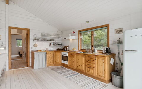 Lycka - 3Km from the Sea: Køkken, Gulvbelægning, Countertop, Køkken Apparat, Træ, Møbel, Cabinetry, Loft, Indretning, Etage
