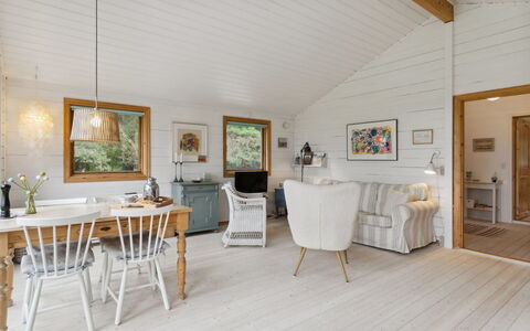 Lycka - 3Km from the Sea: Træ, Indretning, Loft, Gulvbelægning, Etage, Belysning, Lysarmatur, Møbel, Hjem, Stue
