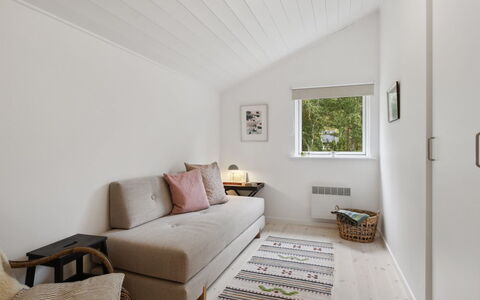 Lycka - 3Km from the Sea: Møbel, Indretning, Gulvbelægning, Couch, Etage, Væg, Træ, Stue, Loft, Værelse