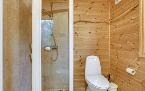 Lycka - 3Km from the Sea: Gulvbelægning, Træ, Etage, Sanitærarmatur, Indretning, Toilet, Loft, Badeværelse, Værelse, Vvs