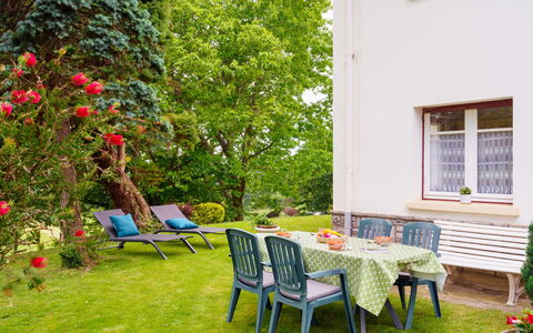 Lande Gaina: Plante, Bygning, Himmel, Vindue, Hus, Arkitektur, Land Lot, Skygge, Træ, Græs