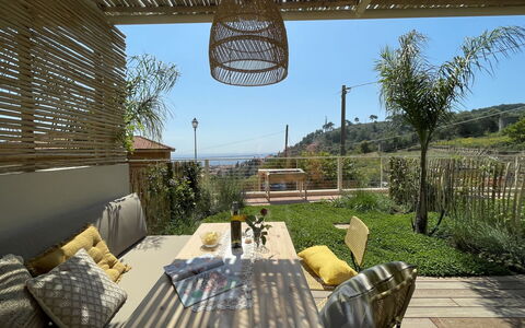 San Lorenzo al Mare 654: Plante, Bord, Himmel, Ejendom, Møbel, Bygning, Skygge, Indretning, Arkitektur, Stol