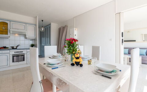 Le Beaupré: Bord, Blomst, Ejendom, Plante, Orange, Indretning, Skrivebord, Etage, Køkken Apparat