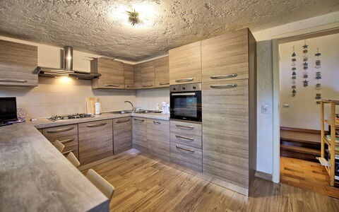 Le Dune: Cabinetry, Ejendom, Countertop, Køkken, Indretning, Træ, Husholdningsapparat, Komfur, Køkken Apparat, Etage