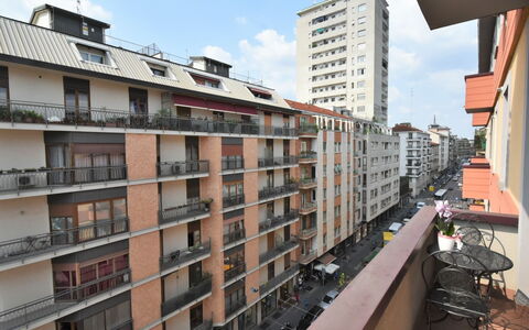 Corso Genova Apartment: Vand, Himmel, Bygning, Plante, Ejendom, Svømmepøl, Azure, Træ, Vindue, Hus