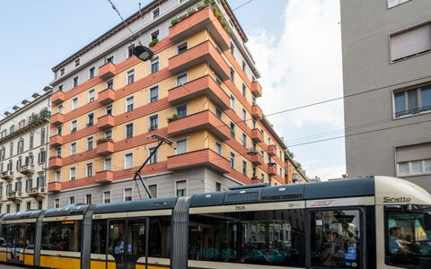 Corso Genova Apartment: Himmel, Bygning, Køretøj, Vindue, Elektricitet, Transportform, Sky, Urban Design