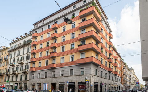 Corso Genova Apartment: Himmel, Bygning, Daytime, Ejendom, Hjul, Bil, Sky, Vindue, Infrastruktur