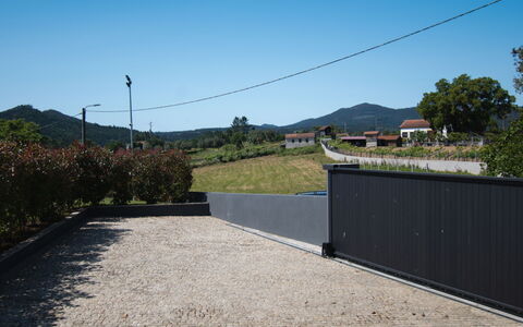 Douro Escape: Vand, Himmel, Bygning, Plante, Ejendom, Svømmepøl, Azure, Træ, Vindue, Hus