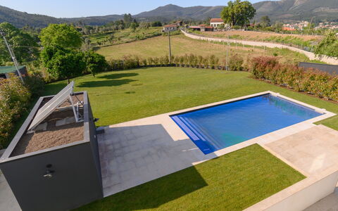 Douro Escape: Vand, Himmel, Bygning, Plante, Ejendom, Svømmepøl, Azure, Træ, Vindue, Hus