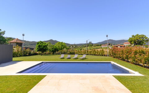 Douro Escape: Vand, Himmel, Bygning, Plante, Ejendom, Svømmepøl, Azure, Træ, Vindue, Hus