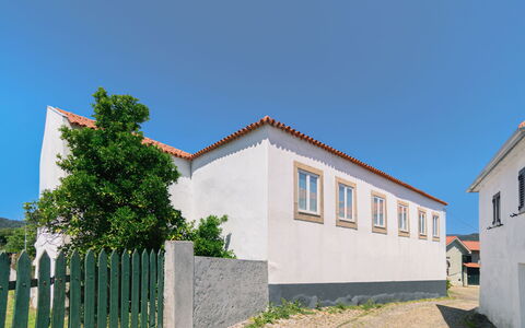 Douro Escape: Himmel, Plante, Ejendom, Bygning, Vindue, Hus, Land Lot, Hegn, Træ