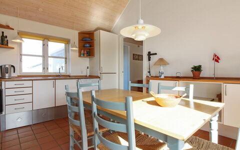 Nille - 100M from the Sea: Møbel, Indretning, Gulvbelægning, Etage, Lysarmatur, Træ, Loft, Køkken, Countertop, Cabinetry