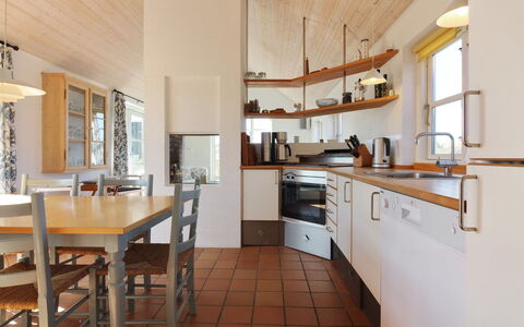 Nille - 100M from the Sea: Møbel, Køkken, Indretning, Gulvbelægning, Etage, Countertop, Træ, Loft, Cabinetry, Lysarmatur