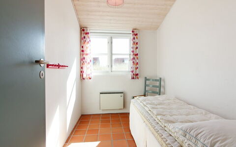 Nille - 100M from the Sea: Væg, Gulvbelægning, Træ, Etage, Indretning, Loft, Soveværelse, Værelse, Seng, Møbel
