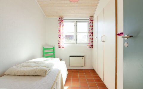 Nille - 100M from the Sea: Væg, Gulvbelægning, Etage, Indretning, Træ, Soveværelse, Loft, Seng, Møbel, Værelse