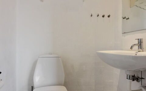 Nille - 100M from the Sea: Badeværelse, Toiletbræt, Sanitærarmatur, Væg, Toilet, Badeværelsesvask, Gulvbelægning, Etage, Hvid, Indretning