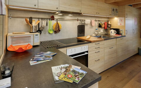 Brienzwiler 125: Køkken, Countertop, Køkken Apparat, Møbel, Gulvbelægning, Træ, Indretning, Cabinetry, Større Bandage, Køkkenvask
