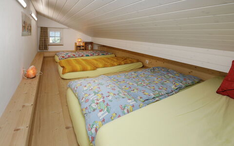 Brienzwiler 125: Træ, Indretning, Loft, Møbel, Soveværelse, Etage, Seng, Gulvbelægning, Hjem, Attic