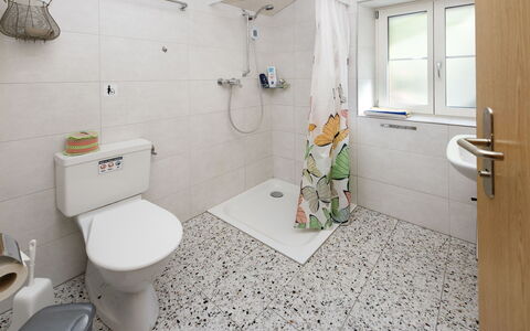 Brienzwiler 125: Badeværelse, Sanitærarmatur, Gulvbelægning, Etage, Indretning, Toilet, Toiletbræt, Vvs, Tap, Håndvask