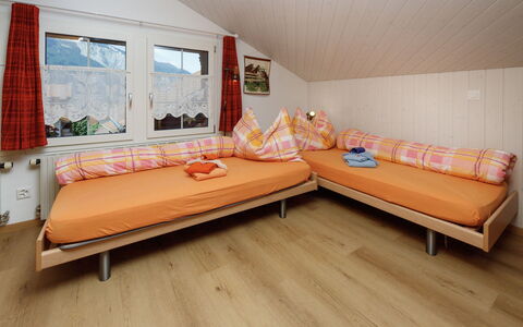 Brienzwiler 125: Møbel, Indretning, Træ, Gulvbelægning, Værelse, Etage, Couch, Loft, Lejlighed, Stue