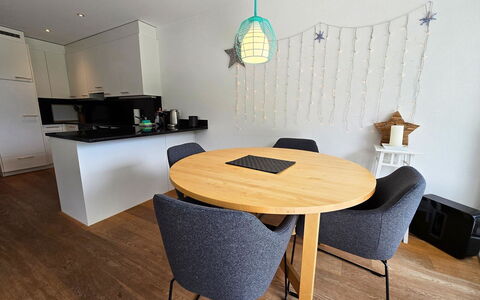 Sonnenbergweg 5: Møbel, Indretning, Gulvbelægning, Stol, Etage, Træ, Bord, Køkken & Spisebord, Værelse, Belysning