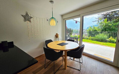 Sonnenbergweg 5: Møbel, Indretning, Gulvbelægning, Etage, Træ, Stol, Bord, Loft, Køkken & Spisebord, Trægulve