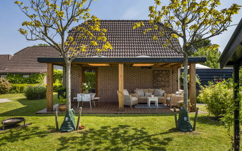 Haus Anni: Sky, Vand, Himmel, Plante, Ejendom, Azure, Naturlige Landskab, Svømmepøl, Træ, Vegetationen